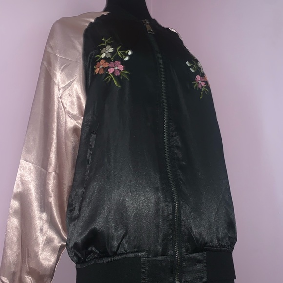 Silky detailed bomber - Picture 3 of 4